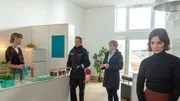 Aufräumen ist das große Thema – auch in der "Agentur der Dinge". Die zwei Inhaberinnen Jennifer Scheuermann (Elzemarieke de Vos, l.) und Annika Wohlgemuth (Diana Ebert, r.) erhalten von Timmermann (Mathias Junge, l.) und Stine Bergendal (Sisdel Hindhede, M.) Besuch. Die Freude hierüber hält sich allerdings sehr in Grenzen. Wie standen sie in Kontakt zum Opfer Doris Petersen? Was verschweigen sie den Polizisten? Haben sie etwa was mit dem Mord an Doris Petersen zu tun? Aufräumen ist das große Thema – auch in der "Agentur der Dinge". Die zwei Inhaberinnen Jennifer Scheuermann (Elzemarieke de Vos, l.) und Annika Wohlgemuth (Diana Ebert, r.) erhalten von Timmermann (Mathias Junge, l.) und Stine Bergendal (Sisdel Hindhede, M.) Besuch. Die Freude hierüber hält sich allerdings sehr in Grenzen. Wie standen sie in Kontakt zum Opfer Doris Petersen? Was verschweigen sie den Polizisten? Haben sie etwa was mit dem Mord an Doris Petersen zu tun?