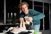 Paul (Daniel Roesner) versucht sich im Wickeln von Baby Hajah. Paul (Daniel Roesner) versucht sich im Wickeln von Baby Hajah.