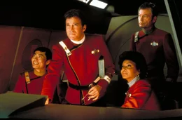 Die Inspektion der Enterprise ist vor&uuml;ber und Adm. James T. Kirk (William Shatner, 2.v.l.) und sein Team Cmdr. Sulu (George Takei, l.), Cmdr. Uhura (Nichelle Nichols, 2.v.r.) und Cmdr. McCoy (DeForest Kelley, r.) k&ouml;nnen endlich wieder an Bord &hellip;; Die Inspektion der Enterprise ist vor&uuml;ber und Adm. James T. Kirk (William Shatner, 2.v.l.) und sein Team Cmdr. Sulu (George Takei, l.), Cmdr. Uhura (Nichelle Nichols, 2.v.r.) und Cmdr. McCoy (DeForest Kelley, r.) k&ouml;nnen endlich wieder an Bord