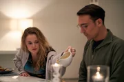 Amber Peel (Shannon Tarbet) hat ihre Freundin aus der Selbsthilfegruppe zum gemeinsamen Abendessen mit ihrem Bruder Aaron (Henry Lloyd-Hughes) eingeladen. Doch Aarons Misstrauen dr&auml;ngt den Abend in eine gef&auml;hrliche Richtung.