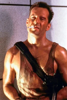 Der zuf&auml;llig anwesende Cop John McClane (Bruce Willis) kann sich als einziger in einen unbenutzten Teil des Geb&auml;udes retten.