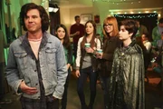 Axl (Charlie McDermott, l.) glaubt, dass es ein Zeichen ist, als er auf einer Party auf all seine Ex-Freundinnen (v.l.n.r. Daniela Bobadilla, Gia Mantegna, Galadriel Stineman und Katlin Mastandrea) trifft. Unterdessen kauft sich Brick eine alte Mikrofiche-Maschine ... Axl (Charlie McDermott, l.) glaubt, dass es ein Zeichen ist, als er auf einer Party auf all seine Ex-Freundinnen (v.l.n.r. Daniela Bobadilla, Gia Mantegna, Galadriel Stineman und Katlin Mastandrea) trifft. Unterdessen kauft sich Brick eine alte Mikrofiche-Maschine ...