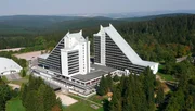 ... Der Film erzählt auch den wohl spektakulärsten Spionagekrimi der DDR, welcher im nobelsten Hotel vor Ort, dem weit über die Grenzen Oberhofs berühmten PANORAMA eingefädelt wurde. Auf dessen Höhepunkt nahezu die gesamte Auslandsaufklärung der DDR auffliegt und der bis dahin mysteriös-geheimnisumwitterte Chef der HVA: Stasi-General Markus Wolf enttarnt wird. Oberhof - Treff Hotel Panorama. Ex-Interhotel Panorama ... Der Film erzählt auch den wohl spektakulärsten Spionagekrimi der DDR, welcher im nobelsten Hotel vor Ort, dem weit über die Grenzen Oberhofs berühmten PANORAMA eingefädelt wurde. Auf dessen Höhepunkt nahezu die gesamte Auslandsaufklärung der DDR auffliegt und der bis dahin mysteriös-geheimnisumwitterte Chef der HVA: Stasi-General Markus Wolf enttarnt wird. Oberhof - Treff Hotel Panorama. Ex-Interhotel Panorama