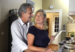 WDR Fernsehen WAS GL&Uuml;CKLICH MACHT, Deutschland 2009, Regie Matthias Tiefenbacher, am Sonntag (28.04.13) um 20:15 Uhr. Seit er nicht mehr arbeiten muss, &uuml;berrascht Peter (Peter Sattmann) seine Frau Charlotte (Jutta Speidel) immer &ouml;fter mit romantischen Anfl&uuml;gen.