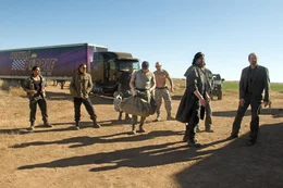 Burrell (Peter Stormare, re.) und seine Leute (Darsteller unbekannt) nehmen den Sheriff und sein Team unter Beschuss.
