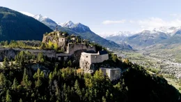 &Uuml;berreste einer Burg auf einem Berg   Die Verwendung des sendungsbezogenen Materials ist nur mit dem Hinweis und Verlinkung auf RTL+ gestattet.