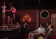 Ted (Josh Radnor, 3.v.r.) und Barney (Neil Patrick Harris, r.) sind total &uuml;berrascht, als sie im Stripclub auf Quinn (Becki Newton, l.) treffen ...