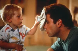 Neben den beiden Kindern toben bei James (John Travolta) und Mollie (Kirstie Alley) nun auch noch zwei Hunde herum: eine affektierte Pudeldame und ein r&auml;udiger Stra&szlig;enk&ouml;ter. Doch Molly besch&auml;ftigen noch ganz andere Probleme. Sie hat ihren Job verloren, w&auml;hrend James Privatpilot geworden ist _ und seine neue Chefin versteht unter Diensterf&uuml;llung mehr als nur Fliegen.
