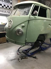 In Tom&rsquo;s Roadhouse bekommt ein Oldie-VW-Bus aus Arizona eine Frischzellenkur