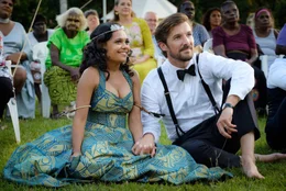 Geschafft: Lauren (Miranda Tapsell) und Ned (Gwilym Lee) haben auf den Tiwi-Inseln geheiratet.