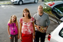 Nanni, Jule und George Sullivan (Jana M&uuml;nster, Anja Kling und Heino Ferch) warten kurz vor der Abfahrt nach Lindenhof auf Hanni, die sauer dar&uuml;ber ist, dass sie die auf ein weit entferntes Internat gehen soll.