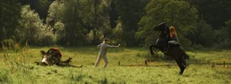 Herr Kaan (Tilo Br&uuml;ckner) und Mika (Hanna Binke) trainieren mit Ostwind.