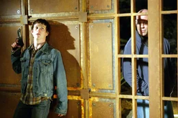 Als drei Kleinganoven (Marshall Allman, l.) auf der Flucht nach einem Raub&uuml;berfall eine Familie in seinem Bezirk als Geiseln nehmen, beginnt f&uuml;r den Polizisten Jeff Talley (Bruce Willis) ein gnadenloser Wettlauf mit der Zeit ...
