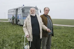 W&auml;hrend R&ouml;sler (Fred Stillkrauth, links) sich neben Kluftinger (Herbert Knaup) erleichtert, schwelgt er in Erinnerungen.