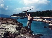 Edmond Dantès (Jean Marais) verabschiedet sich vom gutherzigen Kapitän des Schiffs, das ihn in acht Tagen wieder abholen wird. Edmond Dantès (Jean Marais) verabschiedet sich vom gutherzigen Kapitän des Schiffs, das ihn in acht Tagen wieder abholen wird.