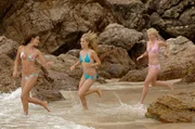 Die drei Mädchen Cleo (Phoebe Tonkin, l.), Emma (Claire Holt, m.) und Rikki (Cariba Heine, r.) springen fröhlich ins Meer, um dort als Meerjungfrauen eine ausgedehnte Entdeckungstour zu unternehmen. Die drei Mädchen Cleo (Phoebe Tonkin, l.), Emma (Claire Holt, m.) und Rikki (Cariba Heine, r.) springen fröhlich ins Meer, um dort als Meerjungfrauen eine ausgedehnte Entdeckungstour zu unternehmen.