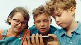 MDR FERNSEHEN GESCHICHTEN VOM FRANZ , am Sonntag (20.07.25) um 01:35 Uhr. m Internet entdeckt Franz (Jossi Jantschitsch, rechts) einen Influencer, der genau wei&szlig;, wie man cool und ein richtiger Kerl wird. Begeistert erz&auml;hlt Franz seinen besten Freunden Gabi (Nora Reidinger, links) und Eberhard (Leo Wacha, Mitte) davon. ALT-Text:  Drei Kinder sitzen nebeneinander und schauen gemeinsam auf ein Smartphone.