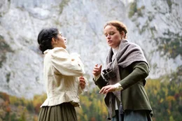 v.li.: Szene "Geisknechtstein" mit Luisa Heilbron als Hannah und Jeanne Procureur als Emmy