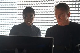 v.li.: Nomi (Lashana Lynch), James Bond (Daniel Craig)