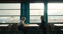 Erneut sucht Yohan (Bastien Bouillon) im Gespr&auml;ch mit Nanie (Pauline Serieys) nach Hinweisen auf den M&ouml;rder ihrer besten Freundin.
