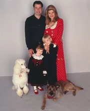 Der New Yorker Taxifahrer und Hobby-Flieger James Ubriacco (John Travolta, l.), seine Frau Mollie (Kirstie Alley, r.) und ihre beiden kleinen Kinder (Tabitha Lupien, 2.v.l.; David Gallagher, 2.v.r.) sind eine gl&uuml;ckliche Familie. Als Mollie ihren Teilzeitjob verliert, herrscht allerdings Ebbe in der Familienkasse und der sehnliche Wunsch der Kinder nach einem Hund muss aufgeschoben werden.