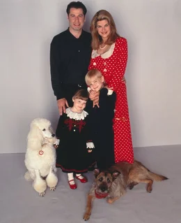 Der New Yorker Taxifahrer und Hobby-Flieger James Ubriacco (John Travolta, l.), seine Frau Mollie (Kirstie Alley, r.) und ihre beiden kleinen Kinder (Tabitha Lupien, 2.v.l.; David Gallagher, 2.v.r.) sind eine gl&uuml;ckliche Familie. Als Mollie ihren Teilzeitjob verliert, herrscht allerdings Ebbe in der Familienkasse und der sehnliche Wunsch der Kinder nach einem Hund muss aufgeschoben werden.