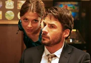Die pfiffige Lina (Julia Brendler) versteht es, mit ihrer Schlagfertigkeit selbst ihren grantigen "Ehemann" Markus (Stephan Luca) zu verbl&uuml;ffen.