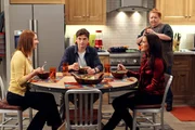 Berta (Conchata Ferrell, hinten) beobachtet gespannt, wie das Essen zwischen Zoey (Sophie Winkleman, r.), Walden (Ashton Kutcher, M.) und Bridget (Judy Greer, l.) verl&auml;uft ...