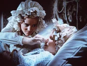 Nellie (Alison Arngrim, l.) hält ihrer Schwester Nancy (Allison Balson, r.) die Nase zu, da diese schnarcht. Nellie (Alison Arngrim, l.) hält ihrer Schwester Nancy (Allison Balson, r.) die Nase zu, da diese schnarcht.