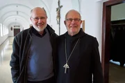 Harald Lesch (l.) und Erzabt Wolfgang &Ouml;xler (r.) in einem Gang des Klosters St. Ottilien.