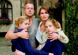 Die Zwillinge Hanni und Nanni (Jana und Sophia M&uuml;nster) sind froh, nach all ihren Erlebnissen und &uuml;berstandenen Abenteuern, wieder mit ihren Eltern George und Jule Sullivan (Heino Ferch und Anja Kling) vereint zu sein.