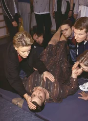 Tim (Oliver Reinhard, lieg.) f&auml;llt bei Atem&uuml;bungen im Motivationsseminar ohnm&auml;chtig um. Nikola (Mariele Millowitsch, l.) ist sofort zur Stelle.