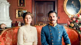 Thronfolger Franz Ferdinand (Simon Brader) verliebt sich in die Hofdame Sophie Chotek (Stephanie Lexer)