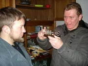 Wird Tr&ouml;delexperte Otto (re.) verwertbare Sachen im Haus von Matthias finden?