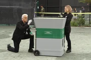 D.B. Russell (Ted Danson) und Julie Finlay (Elisabeth Shue) untersuchen den Tennis-Court und die Ballmaschine, in der die tote Tennisspielerin gefunden wurde.