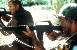 Was z&auml;hlt, ist nur das nackte &Uuml;berleben: Lieutenant Hal Moore (Mel Gibson, r.) und seine Truppe ...