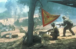 Ringsum im Dschungel kauern ungez&auml;hlte Krieger des Vietkongs ...