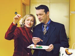 Robert (Michael Roll) und Regina (Marita Marschall) lieben das s&uuml;&szlig;e Leben, doch irgendwie fehlt ein Kind.