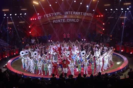 Ein Abend voller Poesie, Spannung, Nervenkitzel: Prominente und Zirkus-Expert:innen, Artist:innen und Mitglieder bekannter Zirkusfamilien erz&auml;hlen in dieser Dokumentation von Christian St&ouml;ffler von ihren sch&ouml;nsten, eindrucksvollsten Momenten in den gro&szlig;en Zirkus-Galas, vom faszinierenden Leben in und hinter der Manege sowie von ihren Erfahrungen und Erlebnissen.