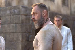 L - R: Roland M&oslash;ller als Celier, Charlie Hunnam als Henri &laquo;Papillon&raquo; Charri&egrave;re