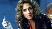 In Manhattan wird ein Geldtransporter überfallen, ein Sicherheitsmann kommt ums Leben. Detective Stella Bonasera (Melina Kanakaredes) untersucht den Tatort. In Manhattan wird ein Geldtransporter überfallen, ein Sicherheitsmann kommt ums Leben. Detective Stella Bonasera (Melina Kanakaredes) untersucht den Tatort.