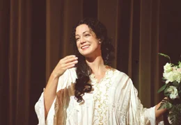 Auf der B&uuml;hne ist die S&auml;ngerin Sophie Martell (Barbara Wussow) in ihrem Element.