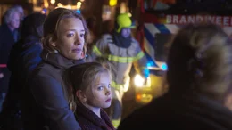 Romy (Vita Heijmen) und ihre Mutter (Noortje Herlaar) k&ouml;nnen es nicht fassen, als Oma Stines Friseursalon in Flammen steht.