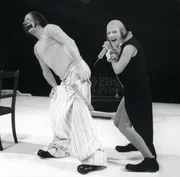 Clownesque Impfszene: Umberto Troni als Patient und Stefano Manca als Arzt.