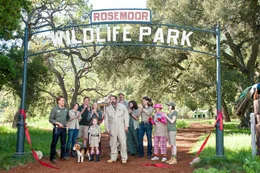 Benjamin (Matt Damon), Dylan (Colin Ford), Duncan (Thomas Haden Church), Kelly (Scarlett Johansson), Rosie (Maggie Elizabeth Jones), Lily (Elle Fanning), Peter (Angus MacFadyen), Bruce (Ben Seeder), Nathan (Dustin Ybarra), Robin (Patrick Fugit), the Parrot Lady (Alice Marie Crowe) und Alison (Sam Fox) (v.l.).  Die Verwendung des sendungsbezogenen Materials ist nur mit dem Hinweis und Verlinkung auf RTL+ gestattet.