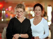 Beim Bowling spielen redet sich die Anw&auml;ltin Elvira Kupfer (Jutta Speidel, li.) bei ihrer besten Freundin, die Psychologin Anna K&ouml;nig (Daniela Ziegler) ihren ganzen Frust von der Seele.
