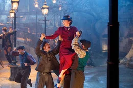 Mary Poppins (Emily Blunt, oben)