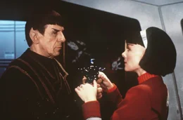 Capt. Kirk (William Shatner, l.) teilt seiner ehemaligen Sch&uuml;lerin Lt. Valeris (Kim Cattrall, r.) mit, dass dies seine letzte Reise mit der &bdquo;Enterprise&ldquo; sein wird und sie ihn ersetzen soll &hellip;