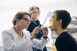 Nicht nur Frank (Valentino Fortuzzi, r.) und seine Mutter (Carina Wiese, M.) setzt die Wartezeit f&uuml;r eine neue Leber massiv zu, auch Dr. Hellweg (Annette Frier, l.) w&uuml;rde dem Jungen lieber heute als morgen ein neues Organ verpflanzen. Doch als endlich eine Leber gefunden wird, verungl&uuml;ckt deren Transport ...