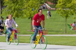 Als die beiden Verk&auml;ufer Billy (Vince Vaughn, r.) und Nick (Owen Wilson, l.) ihren Arbeitsplatz aufgrund der starken Konkurrenz des Internethandels verlieren, gelingt es ihnen mit ihrer unkonventionellen Art, ein Praktikum beim Suchmaschinengiganten Google zu ergattern. Doch jetzt m&uuml;ssen sie beweisen, dass sie sich bei den jungen, extrem gut ausgebildeten Konkurrenten auch durchsetzen k&ouml;nnen ...